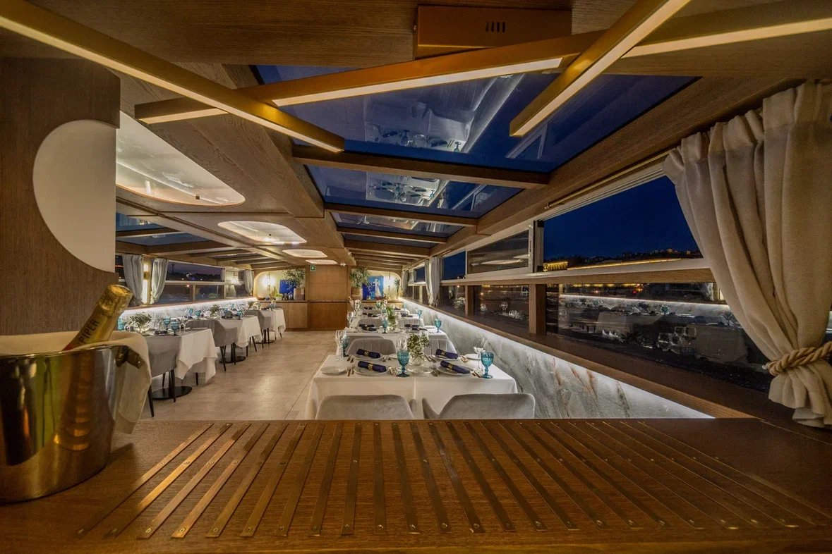 Теплоход Миконос