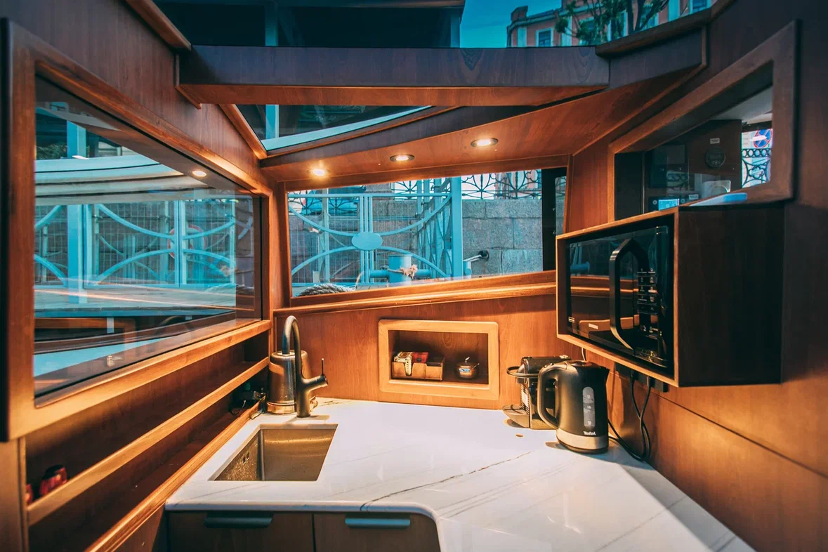 Канальная Яхта Ливадия